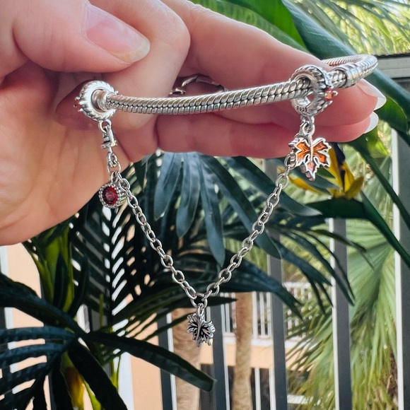 Maple Leafs 🍁 Safety Chain Dangle Charm - Picture 3 of 10